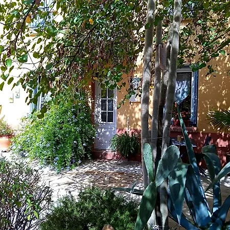 L'art De Vivre Bed & Breakfast 3*